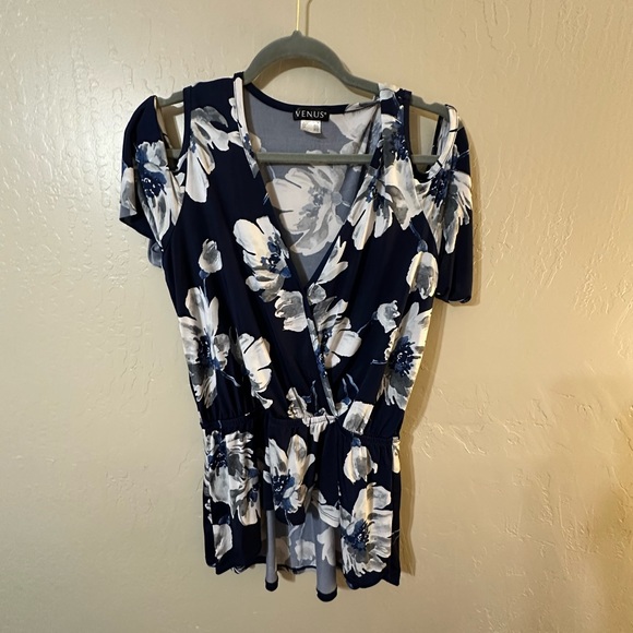 Venus cold shoulder shirt - Picture 2 of 6